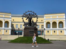 Памятник переселенцам на Алтай рядом с Художественным музеем