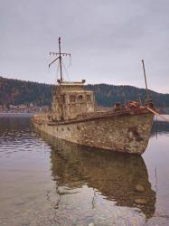 Горный Алтай : Телецкое озеро : Теплоход «Ирбис» после подъема со дна Телецкого озера