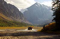 Горный Алтай : Путешествие в ущелье Актру (август 2007) : Долина реки Актру. Вдали Караташ. Заброска людей на ЗИЛе.