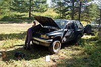 Горный Алтай : Путешествие в ущелье Актру (август 2007) : Ремонт машины на перевалке.