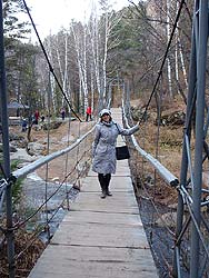 Горный Алтай : Активный отдых в Белокурихе : Мостик через речку Белокуриха на пути к Старой мельнице