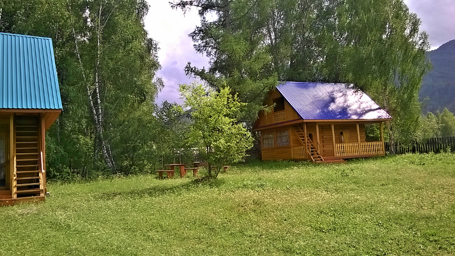 Домики  у реки в селе Мульта