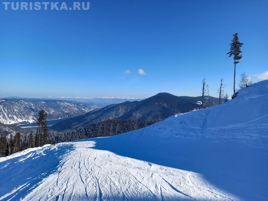 Вид на Телецкое озеро с верхней станции подъемника