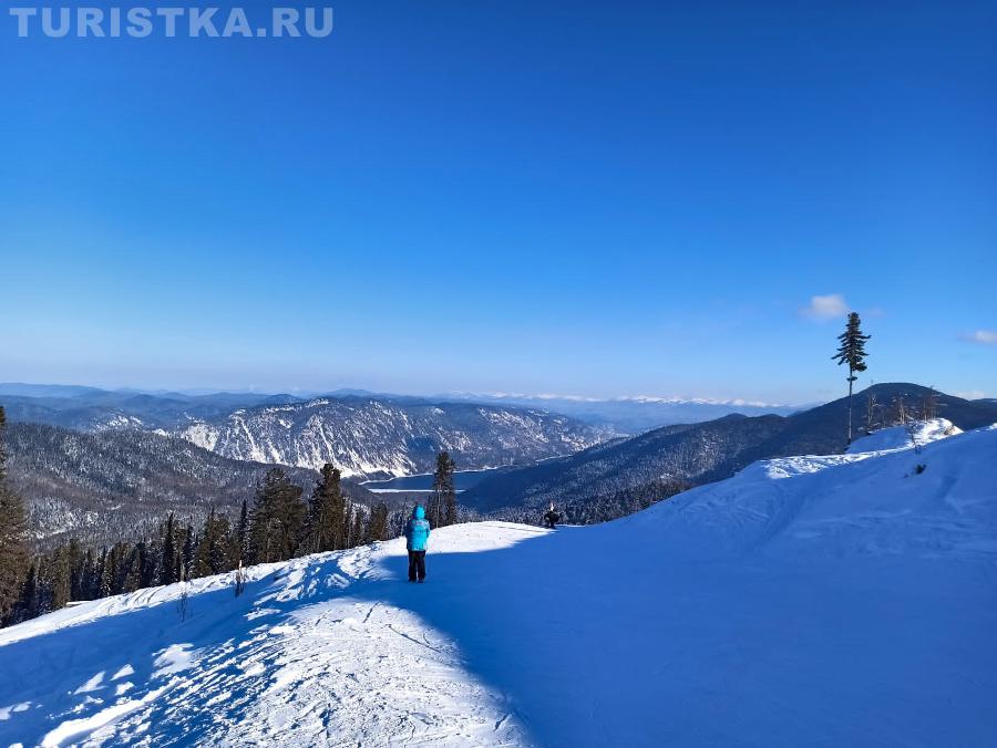 Вид на Телецкое озеро с верхней станции подъемника
