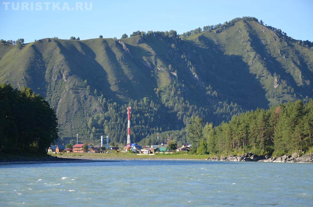 Вид на село Манжерок и реку Катунь