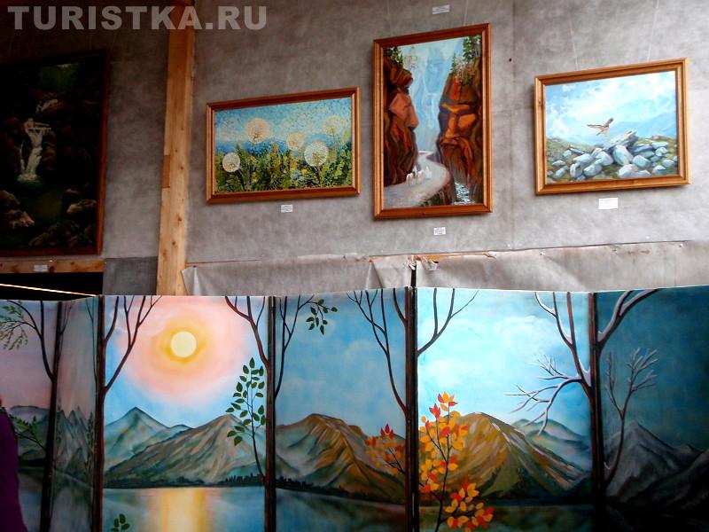В галерее