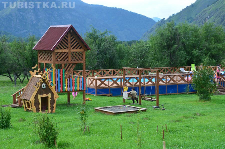 Детская площадка и бассейн