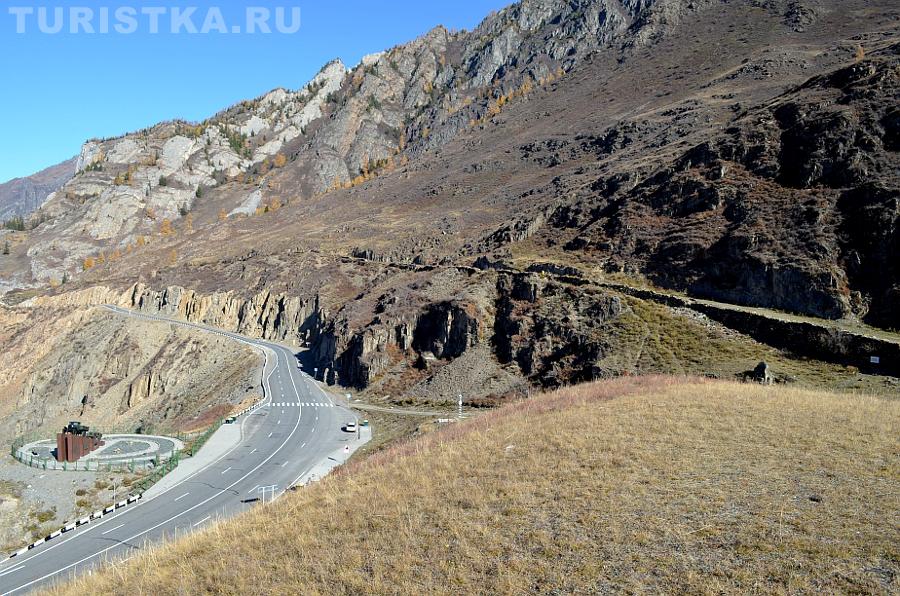 Памятник, Чуйский тракт и справа - участок старого Чуйского тракта