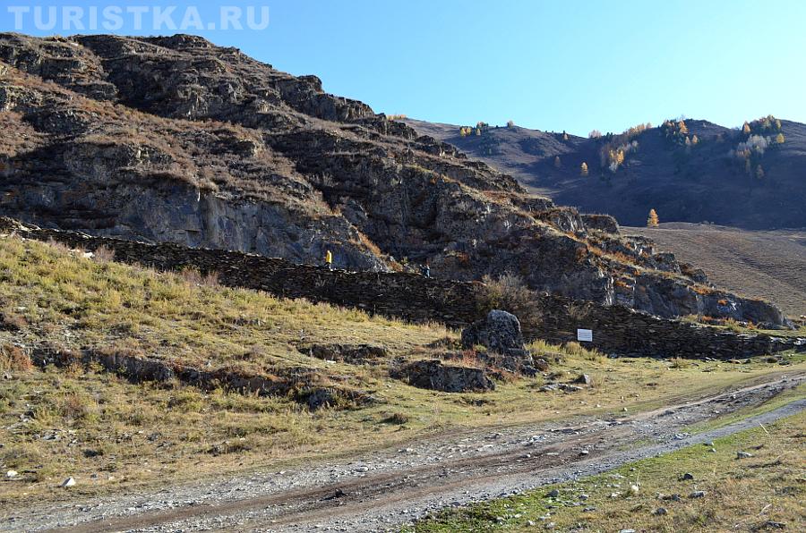 Укрепляющая каменная кладка старого Чуйского тракта и памятная табличка