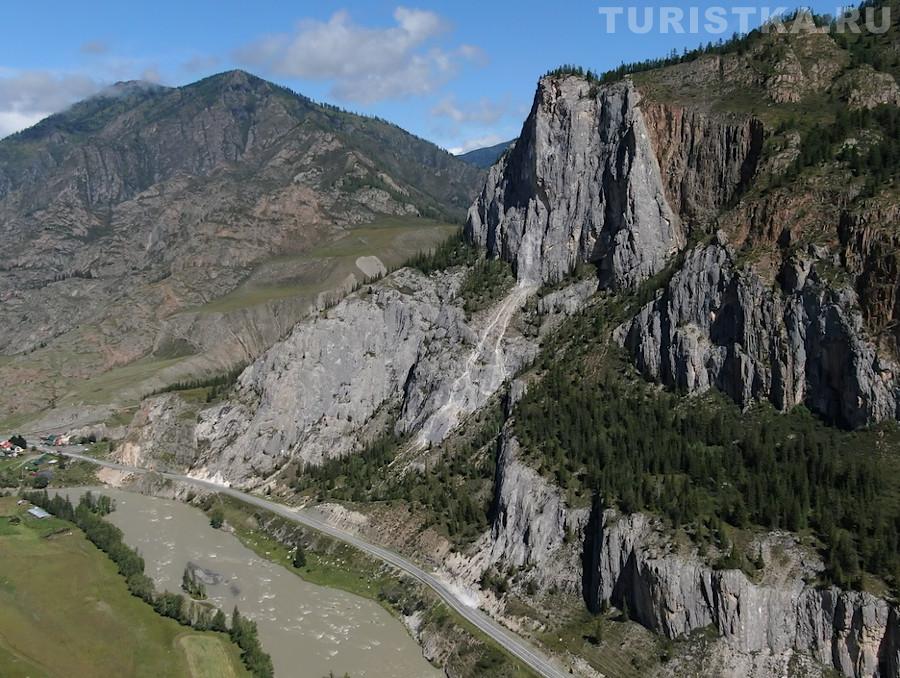 Скала Белый Бом возвышается над Чуйским трактом и Чуей