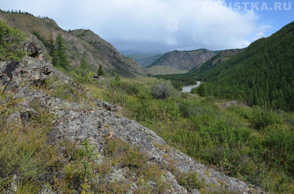 Где-то там за горами Чуйский тракт, от туда течет Чуя к слиянию с Мажоем