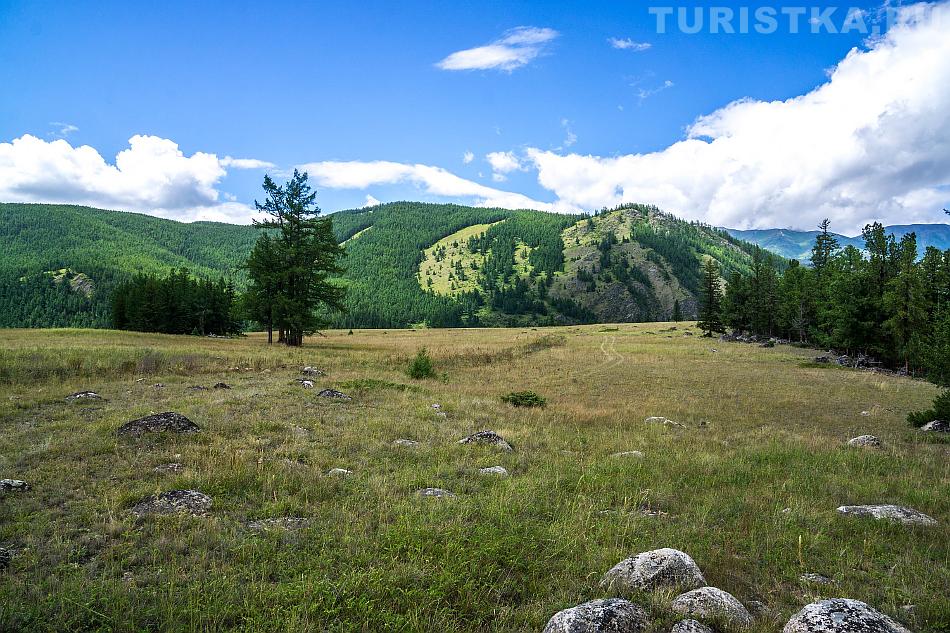 Дорога по краю верхней террасы в степи