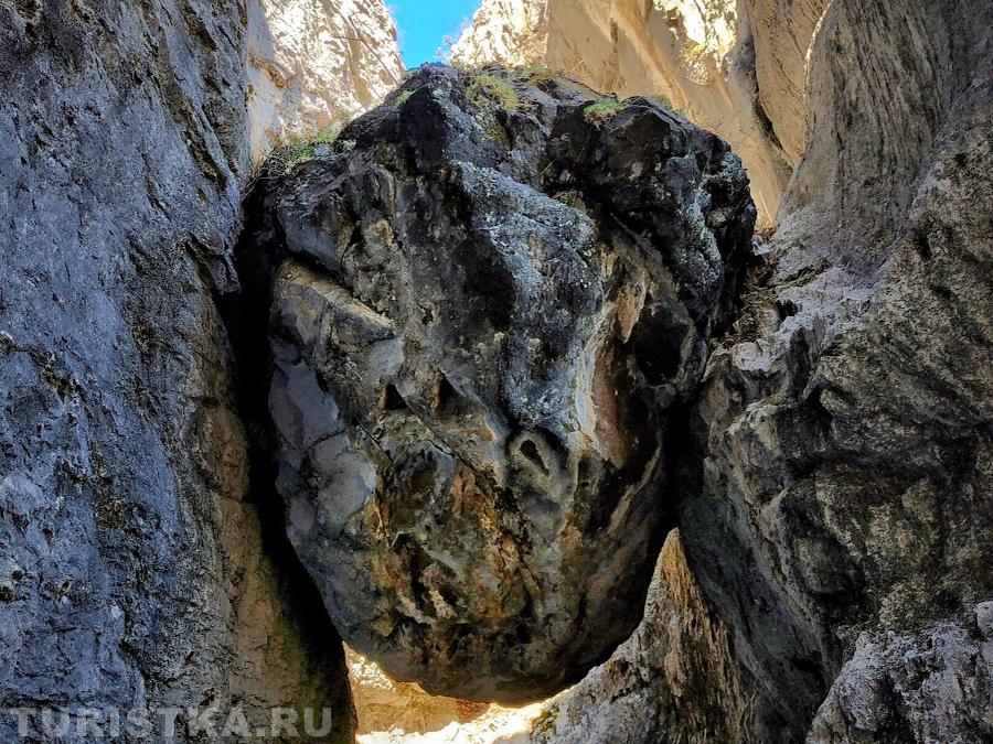 Висячий камень - Баатыр Таш
