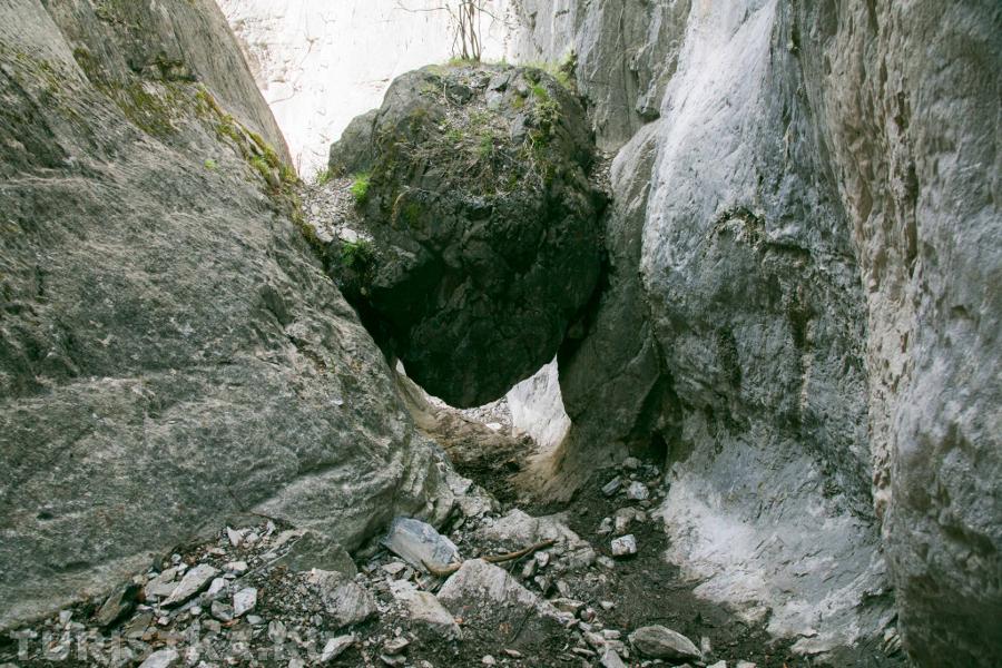 Висячий камень