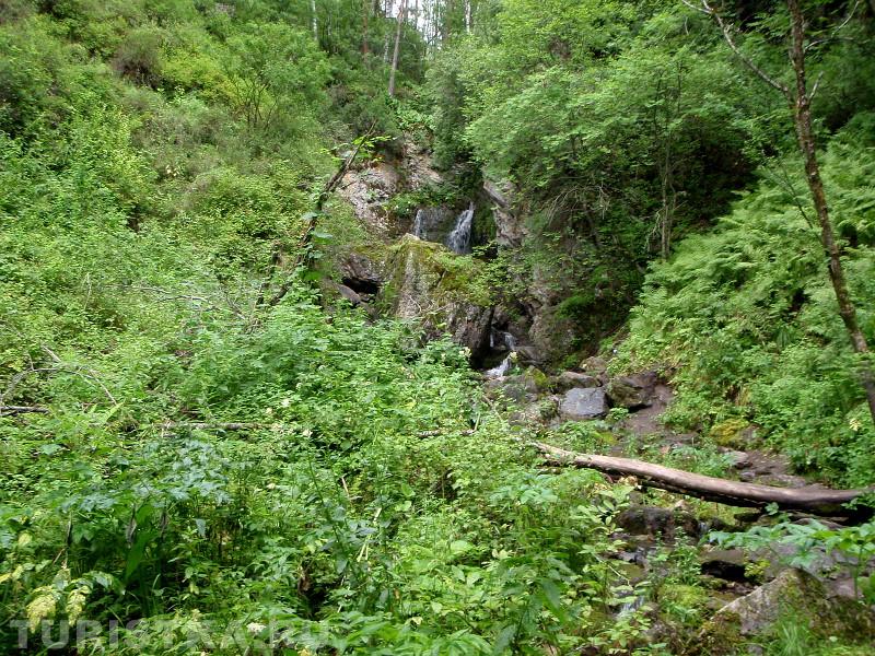 Ущелье с водопадом