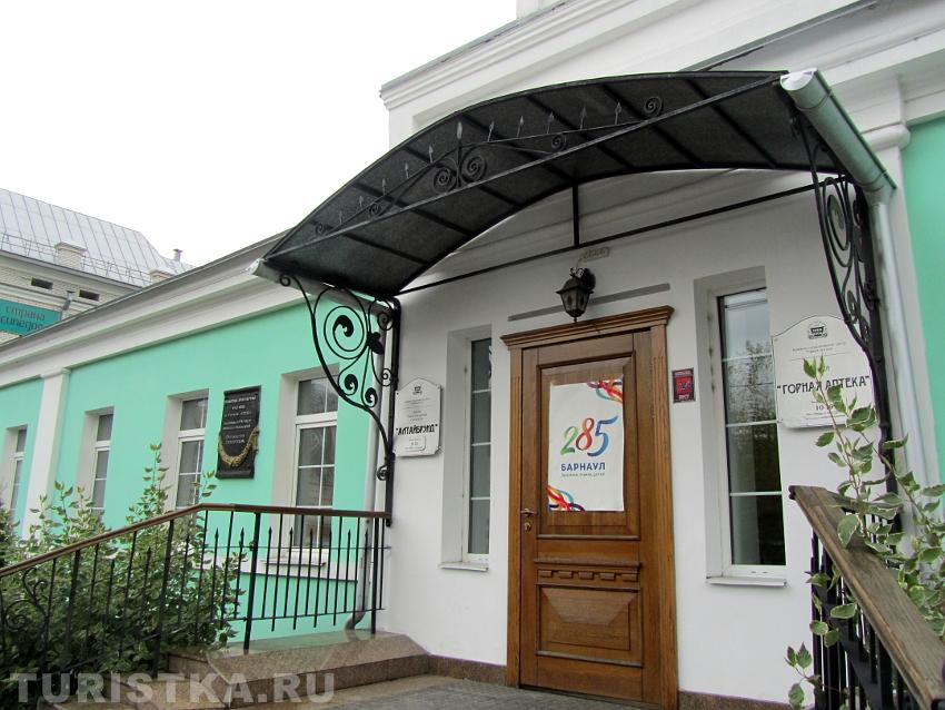 С улицы