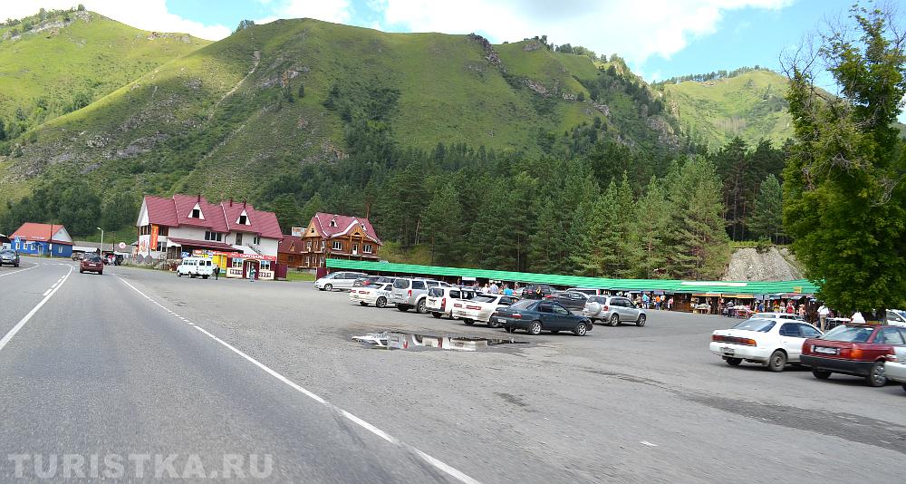 Рынок сувениров в селе Манжерок