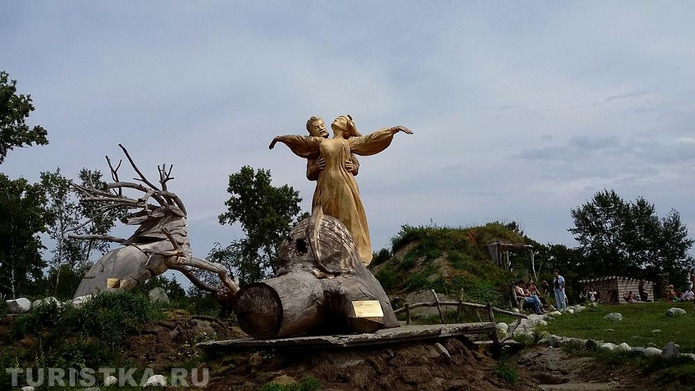 Деревянные скульптуры в Полеводке