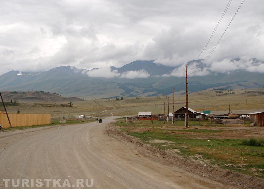 Вид из села на Курайский хребет