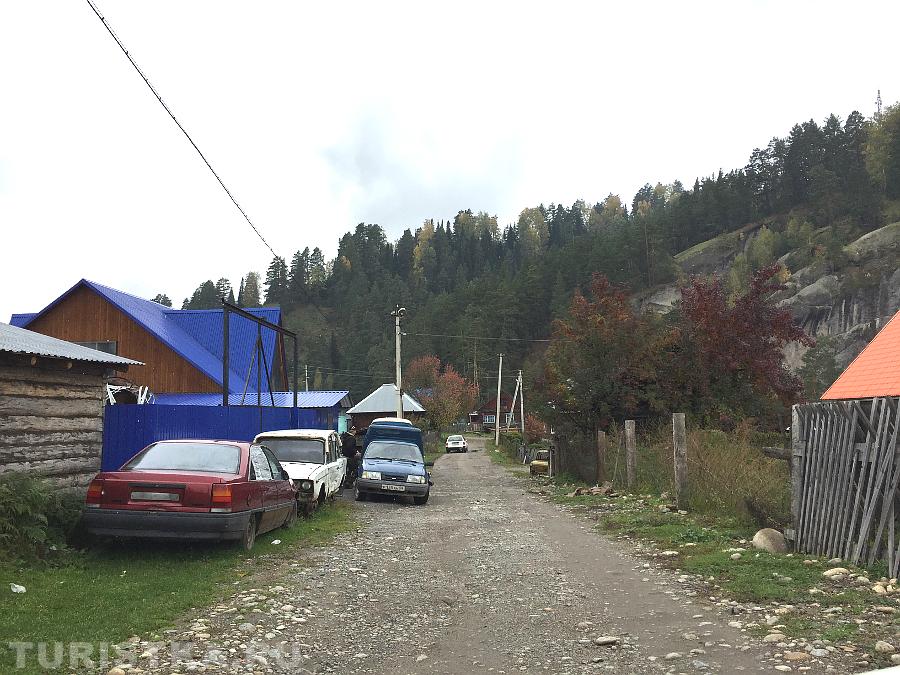 Дорога в проулке к скалам и озеру Шаман