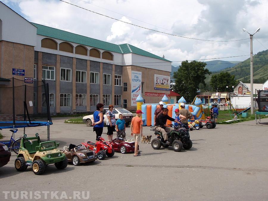 Аттракционы около Дома творчества на главной площади